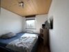 Gepflegte 4-Zimmer-Dachgeschosswohnung in Duisburg-Vierlinden! Mit Einbauküche und Balkon! - Schlafzimmer