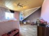 Gepflegte 4-Zimmer-Dachgeschosswohnung in Duisburg-Vierlinden! Mit Einbauküche und Balkon! - Kinderzimmer