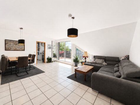 Gepflegte 5-Zimmer-Maisonette-Wohnung in Duisburg-Hochheide! Mit Stellplatz, Balkon und Einbauküche!, 47198 Duisburg, Maisonettewohnung